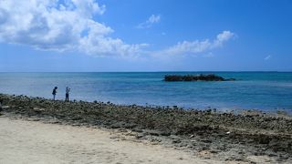 岩場の多い浜から八重山諸島の蒼い海が望めます