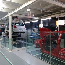 機械も動いたりする。製造ラインの展示。