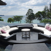 最近、流行りの水に浮かぶ円形ソファー