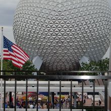 池にうかぶ球体！とにかく大きい！