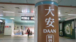 駅を出てすぐのちっちゃな信維夜市、刀削麺やさんが競っています