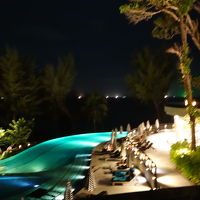 夜のプールはライトアップされてロマンチックな感じです