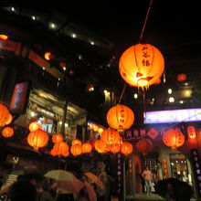 賑やかな軽便路と交差する場所