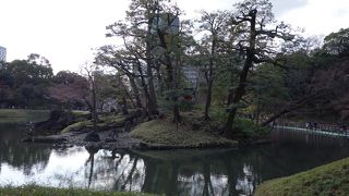 渡れませんが、凝った造りです