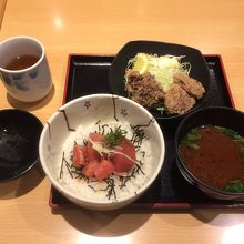 鮪丼のセットを選んでしまったが、絶対定食を選ぶべき