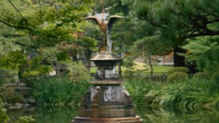 日比谷公園の「雲形池」の中央にあります