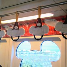 「スノースノーライナー」の車内 …つり革がサンタの帽子