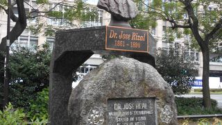 日比谷交差点近くに建っている立派な像です