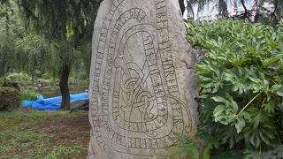 一度観たら忘れられない、個性的な石碑