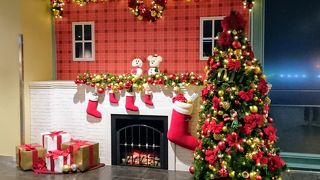 クリスマスデコレーションの駅と「スノースノーライナー」