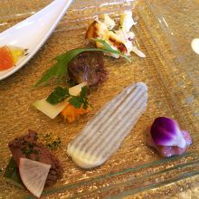 前菜 白魚や砂肝、パンチェッタを使ったグラタン、レバーペース