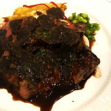 赤ワインソースとサービスのトリュフで真っ黒ですが、アンガス牛