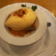 ドルチェはバニラアイス。林檎のコンポーネントが敷かれていま