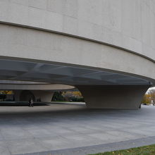 ドーナツ型の建物です