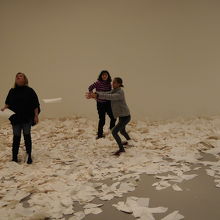 紙が落ちて来る部屋