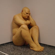 リアルな大男の像が片隅に展示されていました