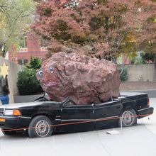 入口前の屋外展示品