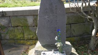 土方歳三の供養碑があります。