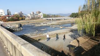 賀茂川と高野川の合流点にかかっている