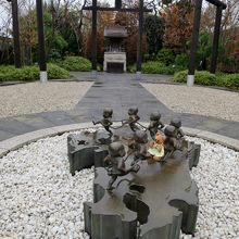 本鳥居には、九州をかたどったアート「縁結び七福童子」