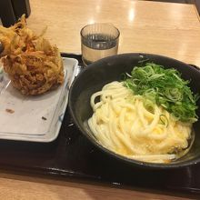 釜玉うどんとかき揚げ天ぷら