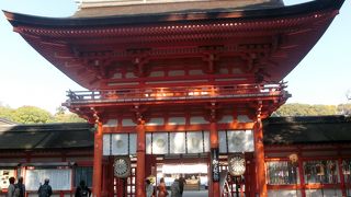 朱色の堂々たる門