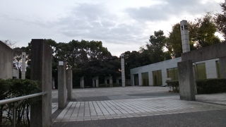 紅葉のきれいな礫川公園の奥にあります