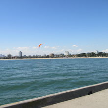 桟橋から見た市街地。遠くにはカイトサーフィンに興じる人も。