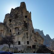 世界遺産の奇岩と洞窟が並ぶ