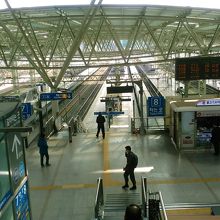 ホームに向かうエレベーターから