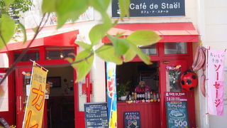 真っ赤な外観が目立ち度大。