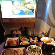 朝ご飯　テレビも大きい！