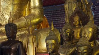 大小の仏像がいっぱい