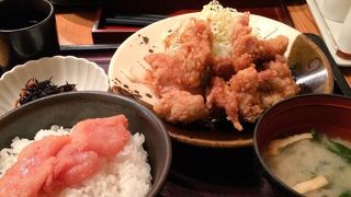 お昼は必ず並んでいます