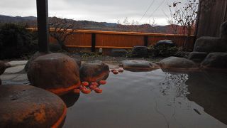 りんごが浮かぶ、景色の良い露天風呂