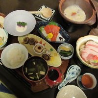 夕飯。この後に岩魚の塩焼きと揚物、デザート