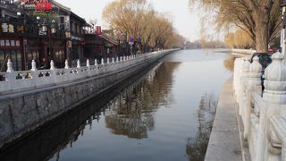 レストランやお土産屋が立ち並ぶ　什刹海