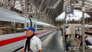 車両はモダンで清潔で快適