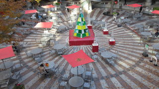 美術作品が点在しています