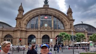 フランクフルト中央駅の正面玄関から入ってすぐ左のところ