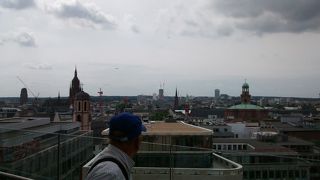 赤レンガの円形の建物は大変きれいで、緑の屋根とのコントラストが抜群