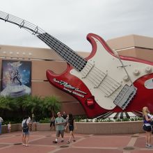 大きなギターが目印のアトラクション入口