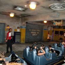 リムジンをモチーフにした乗り物に乗ります。