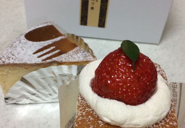 こじんまりとしたケーキ屋さん。