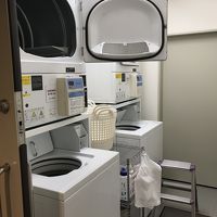 ランドリーのドアは厚い