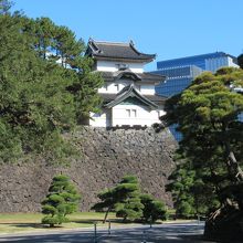 宮内庁前付近から見た陽に映え綺麗な富士見櫓