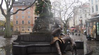 シャルル・ブルスさんの像がある