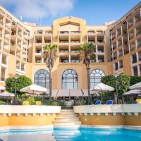 プールも多いですが深いプールも。スパ内のジャグジーも◎