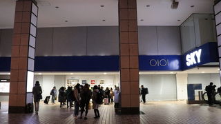 夜行バスの集合場所にもなっている