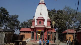 白い尖塔が目を引く…